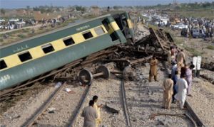 ट्रेन पटरी से उतरी, 15 लोगों की मौत, करीब 50 घायल