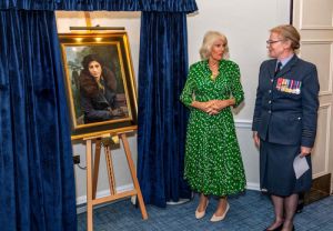  महारानी कैमिला ने लंदन में ब्रिटिश भारतीय जासूस नूर इनायत खान के चित्र का अनावरण किया