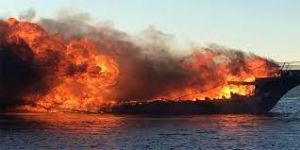 नौका में आग लगने से कम से कम 16 लोगों की मौत