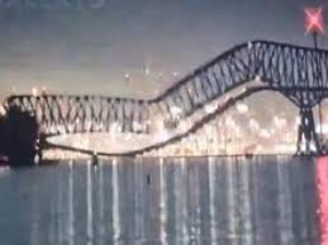 अमेरिका में बड़ा हादसा, जहाज के टकराने से टूट गया पुल, नदी में गिरीं कई गाड़ियां