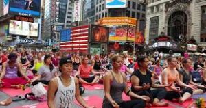  न्यूयॉर्क के टाइम्स स्क्वायर पर लोगों ने किया योग