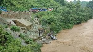 नेपाल में लैंडस्लाइड से 2 बसें नदी में गिरीं; 7 भारतीयों की मौत, 50 से ज्यादा लापता