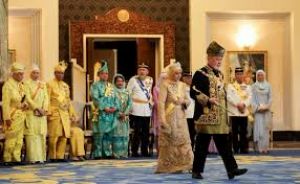  मलेशिया के नये सम्राट सुल्तान इब्राहिम की तोपों की सलामी के साथ धूमधाम से ताजपोशी की गई