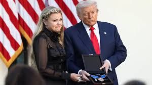 ट्रंप ने चार्ली किर्क को ‘प्रेसिडेंशियल मेडल ऑफ फ्रीडम' से सम्मानित किया ट्रंप ने चार्ली किर्क को ‘प्रेसिडेंशियल मेडल ऑफ फ्रीडम' से सम्मानित किया