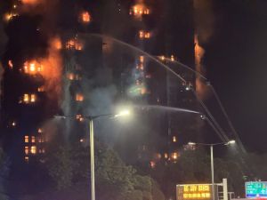  हांगकांग में भयानक हादसा 8 मंजिला इमारत में लगी भीषण आग, 44 की मौत और 45 घायल