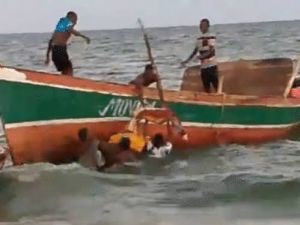 छात्रों को ले जा रही नौका डूबी, कम से कम 20 लोगों की मौत