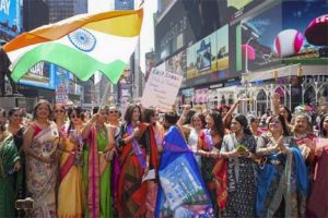 'टाइम्स स्क्वायर' पर प्रवासी भारतीय महिलाओं ने साड़ियों की विविधता को किया प्रदर्शित