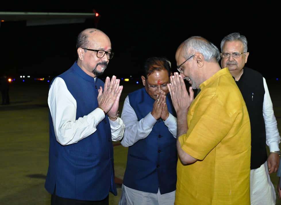 उपराष्ट्रपति श्री राधाकृष्णन को एयरपोर्ट में दी गई बिदाई उपराष्ट्रपति श्री राधाकृष्णन को एयरपोर्ट में दी गई बिदाई