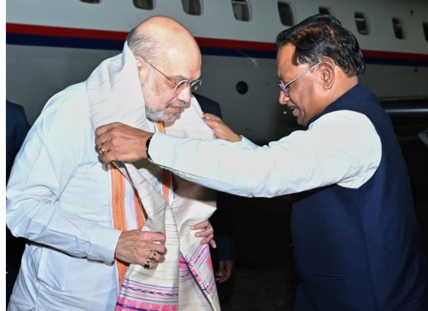 मुख्यमंत्री ने केंद्रीय गृह मंत्री अमित शाह का स्वामी विवेकानंद विमानतल पर किया आत्मीय स्वागत मुख्यमंत्री ने केंद्रीय गृह मंत्री अमित शाह का स्वामी विवेकानंद विमानतल पर किया आत्मीय स्वागत