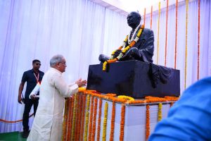 मुख्यमंत्री भूपेश बघेल ने जिला कार्यालय परिसर में राष्ट्रपिता महात्मा गांधी की प्रतिमा में पुष्प अर्पित करते हुए किया नमन