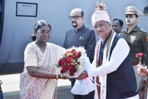 राष्ट्रपति द्रौपदी मुर्मू का जगदलपुर के मां दंतेश्वरी एयरपोर्ट में आत्मीय स्वागत