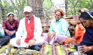   निर्माणाधीन पंचायत भवन के निरीक्षण के दौरान मुख्यमंत्री को श्रमिकों ने दिया भोजन का न्यौता : साथ बैठकर खाया बोरे बासी और आमा चटनी