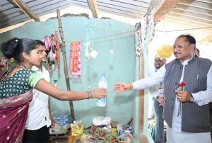  जब मुख्यमंत्री रुके एक छोटी-सी किराना दुकान पर... और सामने थी बदलाव की बड़ी कहानी