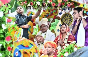  मुख्यमंत्री ने दोकड़ा की ऐतिहासिक रथयात्रा में निभाई गजपति महाराजा की परंपरा