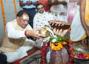  मुख्यमंत्री  ने बाबा कर्मेश्वर का किया रुद्राभिषेक, प्रदेशवासियों की सुख-समृद्धि और खुशहाली की कामना की