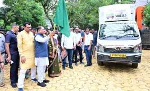  मुख्यमंत्री ने &lsquo;साइंस ऑन व्हील्स&rsquo; को दिखाई हरी झंडी, अब स्कूलों तक पहुंचेगी प्रयोगों की चलती-फिरती विज्ञानशाला