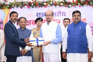 AI के युग में शिक्षक बनें विद्यार्थियों के मार्गदर्शक, तकनीक के विवेकपूर्ण उपयोग की दें सीख : राज्यपाल 