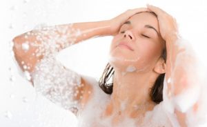  नहाते वक्त इन गलतियों की वजह से हो सकता है नुकसान