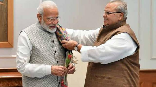 जम्मू-कश्मीर के राज्यपाल ने पीएम से की मुलाकात जम्मू-कश्मीर के राज्यपाल ने पीएम से की मुलाकात