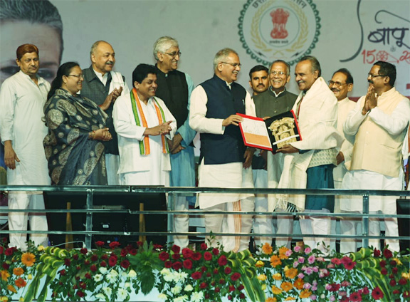 मुख्यमंत्री ने 11 विभूतियों और संस्थाओं को राज्य अलंकरण से किया सम्मानित मुख्यमंत्री ने 11 विभूतियों और संस्थाओं को राज्य अलंकरण से किया सम्मानित