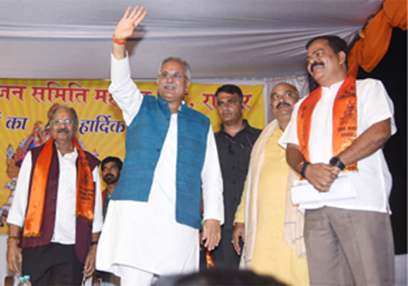 मुख्यमंत्री बघेल छठ महापर्व में शामिल हुए मुख्यमंत्री बघेल छठ महापर्व में शामिल हुए