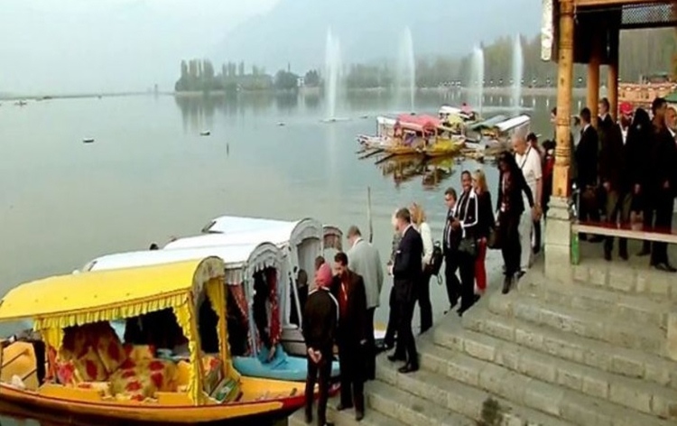 16 देशों के राजदूत कश्मीर के विशेष दौरे पर पहुंचे 16 देशों के राजदूत कश्मीर के विशेष दौरे पर पहुंचे