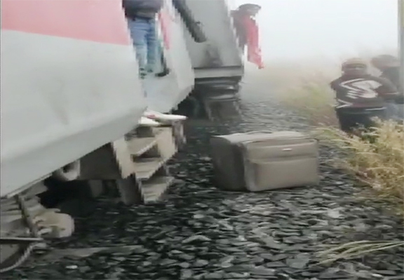 पटरी से उतरी ट्रेन के डिब्बे, 16 घायल पटरी से उतरी ट्रेन के डिब्बे, 16 घायल