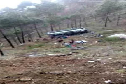 बस हादसे में पांच की मौत, 34 घायल बस हादसे में पांच की मौत, 34 घायल