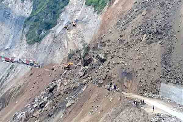  भू-स्खलन से जम्मू-कश्मीर राजमार्ग बाधित, 300 वाहन फंसे