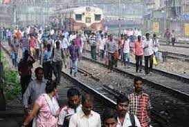 तकनीकी खामी के कारण लोकल ट्रेन सेवाओं में विलंब, यात्री पैदल ही पटरियों पर चले तकनीकी खामी के कारण लोकल ट्रेन सेवाओं में विलंब, यात्री पैदल ही पटरियों पर चले