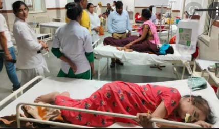 शादी में खाना खाने के बाद 15 से अधिक लोग हुए बीमार, 2 लड़कियों की मौत शादी में खाना खाने के बाद 15 से अधिक लोग हुए बीमार, 2 लड़कियों की मौत