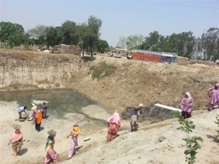 एएसआई को कुम्हरार तालाब की खुदाई के दौरान कम से कम 2000 साल पुरानी ईंट की दीवारें मिली एएसआई को कुम्हरार तालाब की खुदाई के दौरान कम से कम 2000 साल पुरानी ईंट की दीवारें मिली