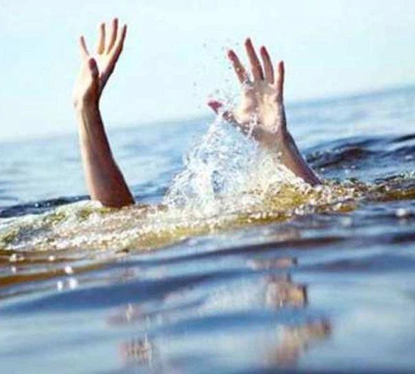 नदी में अपने दो बच्चों को फेंकने के बाद व्यक्ति ने खुद भी जान दी नदी में अपने दो बच्चों को फेंकने के बाद व्यक्ति ने खुद भी जान दी