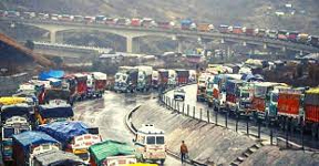 भूस्खलन के कारण जम्मू-श्रीनगर राष्ट्रीय राजमार्ग दो घंटे रहा बाधित भूस्खलन के कारण जम्मू-श्रीनगर राष्ट्रीय राजमार्ग दो घंटे रहा बाधित