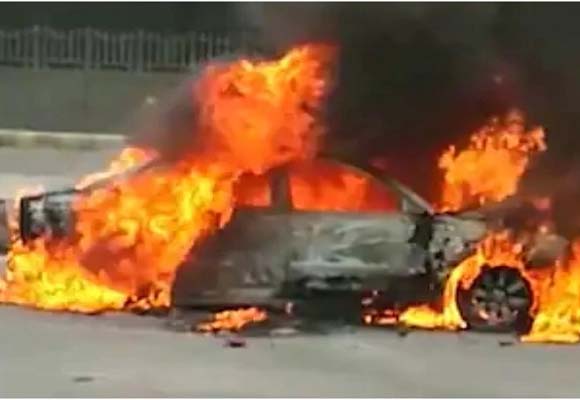चलती हुई बीएमडब्लू कार आग का गोला बनी चलती हुई बीएमडब्लू कार आग का गोला बनी