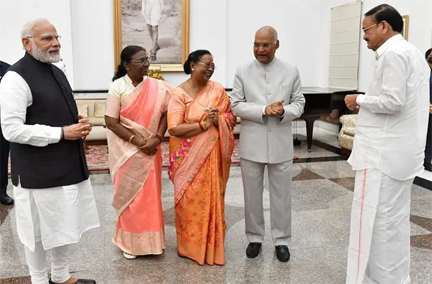 कोविंद ने मुर्मू, उपराष्ट्रपति, प्रधानमंत्री, केंद्रीय मंत्रियों के लिए रात्रिभोज की मेजबानी की कोविंद ने मुर्मू, उपराष्ट्रपति, प्रधानमंत्री, केंद्रीय मंत्रियों के लिए रात्रिभोज की मेजबानी की