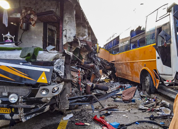 दो बसों की टक्कर में आठ यात्रियों की मौत, 16 अन्य घायल दो बसों की टक्कर में आठ यात्रियों की मौत, 16 अन्य घायल