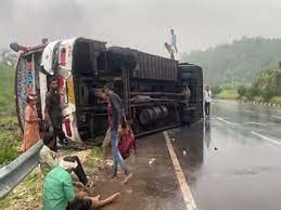 बस पलटी, 1 बच्ची समेत 3 लोगों की मौके पर ही मौत बस पलटी, 1 बच्ची समेत 3 लोगों की मौके पर ही मौत