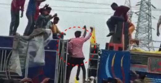 हाईटेंशन बिजली लाइन की चपेट में आने से एक कांवड़िये की मौत, तीन घायल हाईटेंशन बिजली लाइन की चपेट में आने से एक कांवड़िये की मौत, तीन घायल