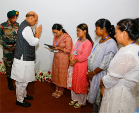 राजनाथ सिंह ने वीर नारियों को सम्मानित किया राजनाथ सिंह ने वीर नारियों को सम्मानित किया