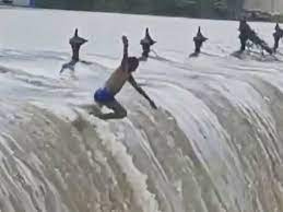 नहाते समय आरक्षक बहा, तलाश जारी नहाते समय आरक्षक बहा, तलाश जारी