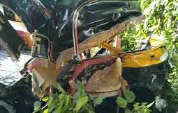 कॉलेज छात्राओं से भरी ऑटो को ट्रक ने मारी टक्कर, दो छात्राओं समेत तीन की मौत कॉलेज छात्राओं से भरी ऑटो को ट्रक ने मारी टक्कर, दो छात्राओं समेत तीन की मौत