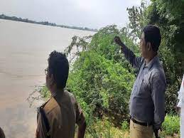 पति ने पत्नी को यमुना में फेंका...!, पत्नी तैर कर घर पहुंची...! पति ने पत्नी को यमुना में फेंका...!, पत्नी तैर कर घर पहुंची...!