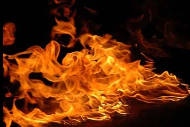 मुंबई में भूमिगत गैस पाइपलाइन में आग लगी मुंबई में भूमिगत गैस पाइपलाइन में आग लगी