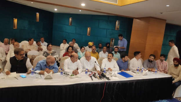 कांग्रेस को बड़ा झटका, पूर्व उपमुख्यमंत्री तारा चंद समेत 64 नेताओं ने दिया इस्तीफा कांग्रेस को बड़ा झटका, पूर्व उपमुख्यमंत्री तारा चंद समेत 64 नेताओं ने दिया इस्तीफा