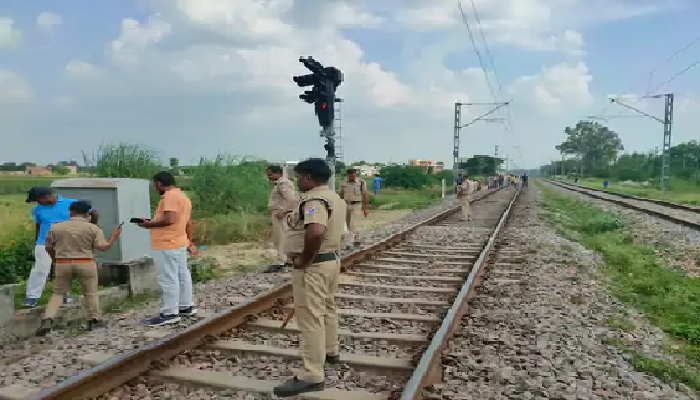 आई मिस यू पापा: मैं तुमसे बहुत प्यार करती हूं...पापा मुझे माफ कर देना, लिखकर छात्रा ट्रेन के आगे कूद गई...! मौत आई मिस यू पापा: मैं तुमसे बहुत प्यार करती हूं...पापा मुझे माफ कर देना, लिखकर छात्रा ट्रेन के आगे कूद गई...! मौत