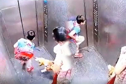 लिफ्ट में जा रहे बच्चे को पालतू कुत्ते ने काटा, बच्चे को कराहता देख हंसती रही महिला...! केस दर्ज...! लिफ्ट में जा रहे बच्चे को पालतू कुत्ते ने काटा, बच्चे को कराहता देख हंसती रही महिला...! केस दर्ज...!