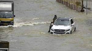 महंगी कारें पानी में तैर रहीं, कंपनियों के बड़े अधिकारी सुरक्षित स्थानों की ओर रवाना महंगी कारें पानी में तैर रहीं, कंपनियों के बड़े अधिकारी सुरक्षित स्थानों की ओर रवाना