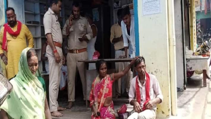 कौशांबी के एक मंदिर में दर्शन करने आए श्रद्धालु ने अपनी जीभ काटकर चढ़ाई कौशांबी के एक मंदिर में दर्शन करने आए श्रद्धालु ने अपनी जीभ काटकर चढ़ाई