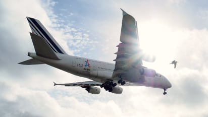 दुबई से आ रहे विमान में बेहोश हुई महिला ..मौत दुबई से आ रहे विमान में बेहोश हुई महिला ..मौत